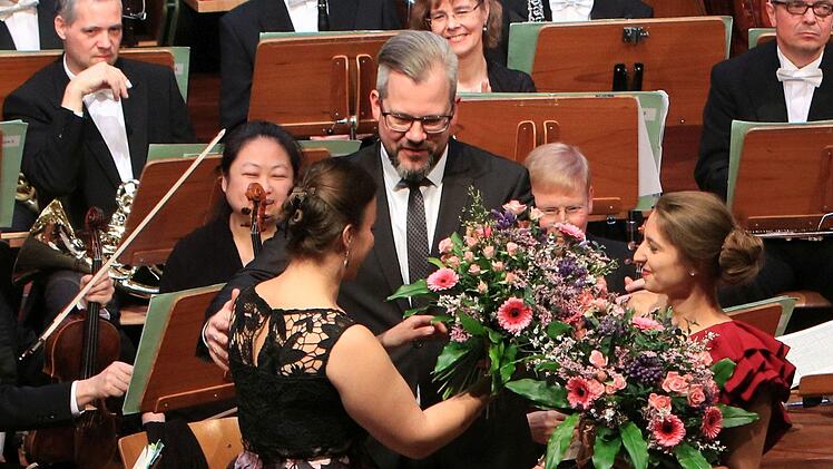 Enthusiastischen Beifall gab es für alle Mitwirkenden beim 33. Coburger Neujahrskonzert. Roland Kluttig dirigierte das Philharmonische Orchester, Solistinnen waren die Geigerin Megumi Ikeda und die Sängerinnen Kora Pavelic und Francesca Paratore. Die Moderation übernahm Intendant Bernhard F. Loges.Foto: Jochen Berger