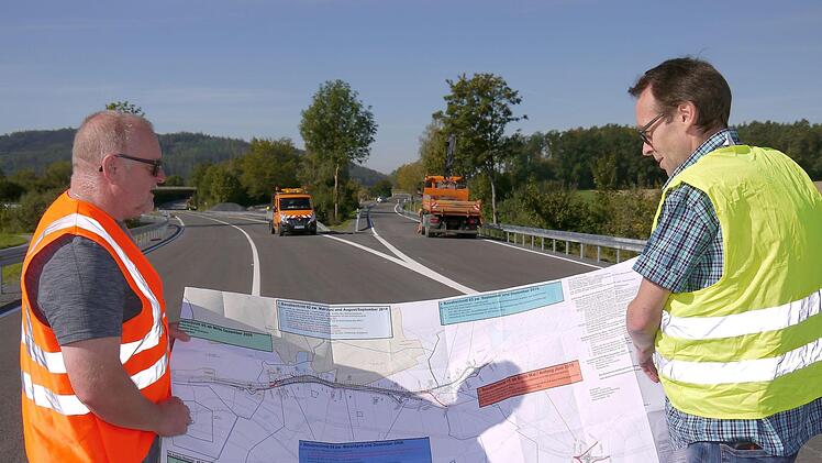 Läuft nach Plan: Wolfgang Müller (links) und Roland Daum sind nach dem Blick auf den Bauzeitplan zufrieden: der Ausbau der Bundesstraße 4 ist termingerecht fertig geworden, am Montag kann deshalb die Zufahrt von Haarbrücken nach Coburg wieder für den Verkehr freigegeben werden. Foto: Berthold Köhler