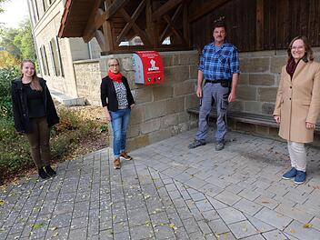 Die Übergabe des Defibrillators für den Ortsteil Thundorf fand am Donnerstag statt: (von links) Praktikantin Miriam Mai, 1. Bürgermeisterin Judith Dekant, Bauhofleiter Bernhard Schmitt und Allianzmanagerin Hannah Rabea Grübl. Foto: Philipp Bauernschubert