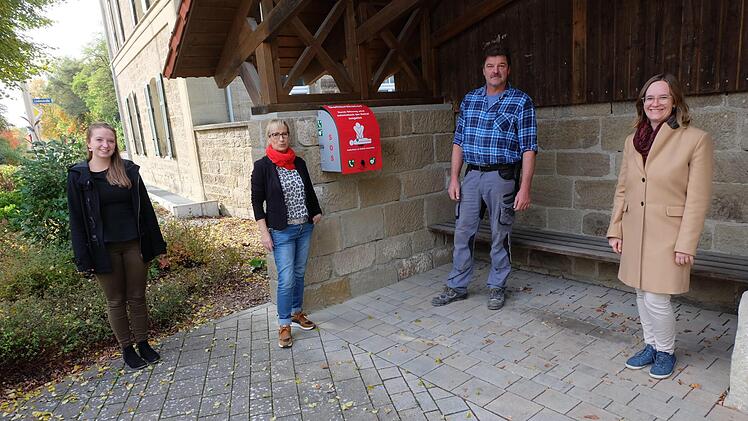 Die Übergabe des Defibrillators für den Ortsteil Thundorf fand am Donnerstag statt: (von links) Praktikantin Miriam Mai, 1. Bürgermeisterin Judith Dekant, Bauhofleiter Bernhard Schmitt und Allianzmanagerin Hannah Rabea Grübl. Foto: Philipp Bauernschubert