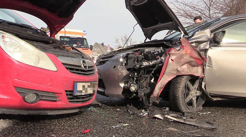 Frontalcrash bei Nürnberg: Autofahrer eingeklemmt und schwer verletzt