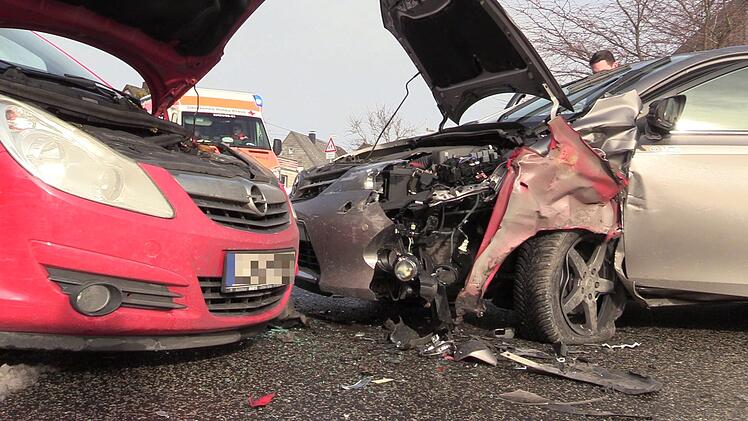 Frontalcrash bei Nürnberg: Autofahrer eingeklemmt und schwer verletzt