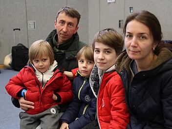 Erschöpft aber dankbar, in Kulmbach angekommen zu sein: Oleksandr Ostrovskyl mit seiner Frau Nataliia und den Kindern Nikita, Kiril und Matvii. Foto: Romy Denk