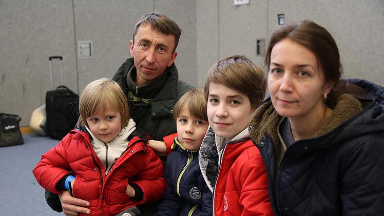 Erschöpft aber dankbar, in Kulmbach angekommen zu sein: Oleksandr Ostrovskyl mit seiner Frau Nataliia und den Kindern Nikita, Kiril und Matvii. Foto: Romy Denk