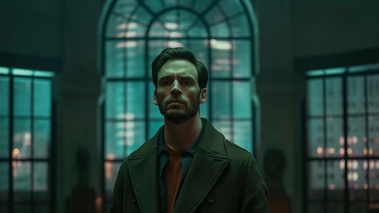 Joel Lazarus (Sam Claflin) erwartet ein Schock: Sein Vater hat sich das Leben genommen.