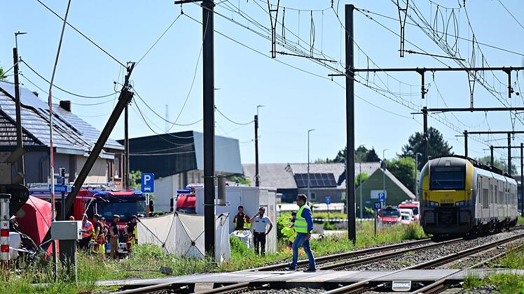 Schulbus in Belgien von Zug erfasst