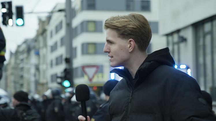 Es sei eine "relativ normale Situation", dass ihm bei seinen Interviews das Mikrofon aus der Hand geschlagen werde, erz&auml;hlt Marcant.