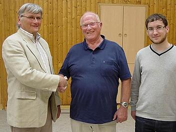 Georg Vorndran (Mitte) wurde für sein 50-jähriges sportliches Engagement vom Vorsitzenden des Tischtennis-Kreisverbandes Kronach Edgar Kraus geehrt. Rechts im Bild der Leiter der Haiger TT-Abteilung, Oliver Reinhardt. Fotos: Conradi