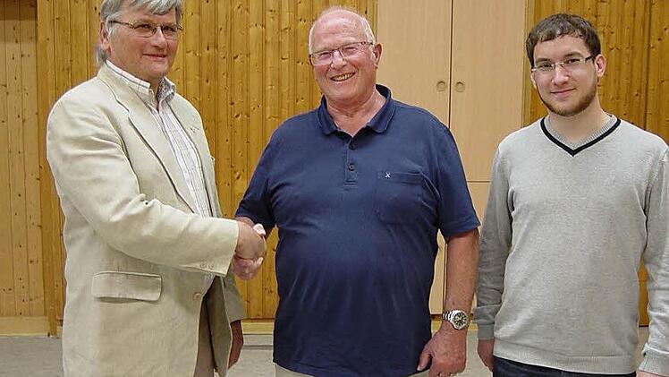 Georg Vorndran (Mitte) wurde für sein 50-jähriges sportliches Engagement vom Vorsitzenden des Tischtennis-Kreisverbandes Kronach Edgar Kraus geehrt. Rechts im Bild der Leiter der Haiger TT-Abteilung, Oliver Reinhardt. Fotos: Conradi