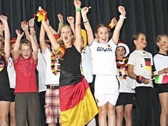 Die Viertklässler hatten einen Fußball-Rap einstudiert.  Foto: privat