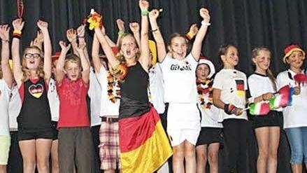 Die Viertklässler hatten einen Fußball-Rap einstudiert.  Foto: privat