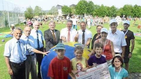 Scheckübergabe die für Kinder- und Jugend-Breitensportförderung im Landkreis Kronach