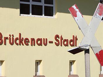 So absurd wie das Andreaskreuz am ehemaligen Bahnhof Bad Brückenau Stadt mutet bisweilen das Gezerre um die Bahnstrecke von Jossa nach Wildflecken an. Foto: Ulrike Müller