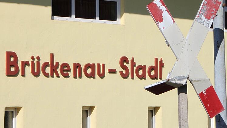So absurd wie das Andreaskreuz am ehemaligen Bahnhof Bad Brückenau Stadt mutet bisweilen das Gezerre um die Bahnstrecke von Jossa nach Wildflecken an. Foto: Ulrike Müller