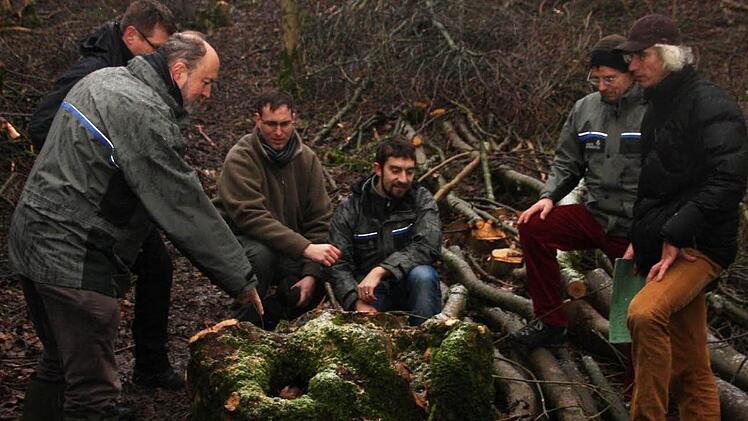 Bei der Inspketion im Wald (v.l.): Michael Kreppel, Rainer Gebhardt, Micha Maisenbach, Daniel Schenk, Bertram Stielper und Andreas Niedling  Foto: Galster