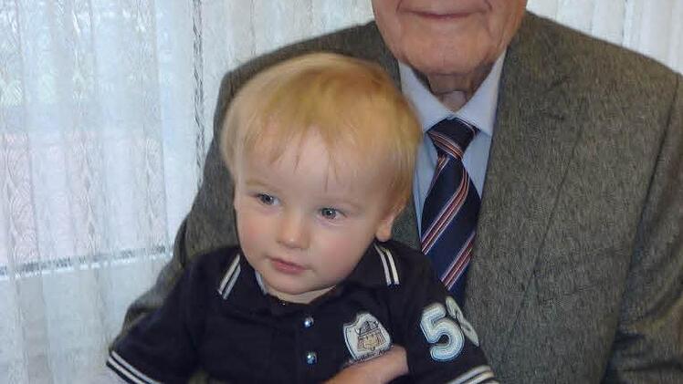 Rudi Daum, hier mit seinem Urenkel Florian, feiert am Mittwoch seinen 90. Geburtstag. Foto: Gerd Fleischmann