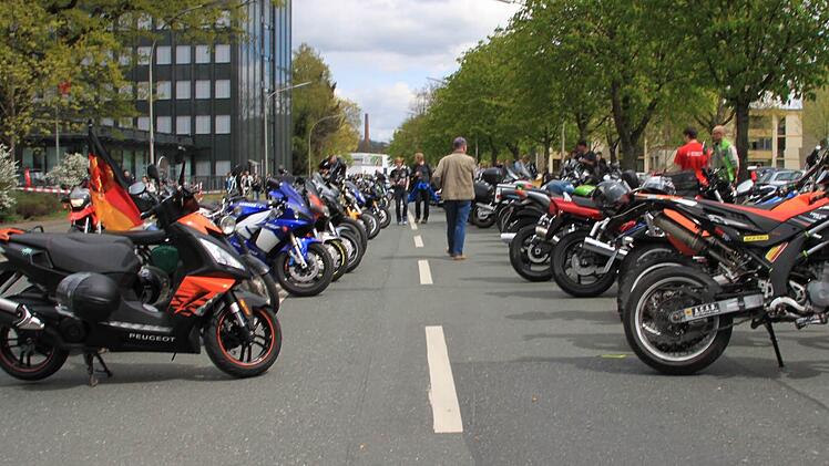 Die Straßen rund um das Brauereigelände waren zugeparkt.