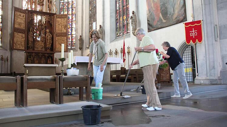 Kirchenputzteam bei der Arbeit.