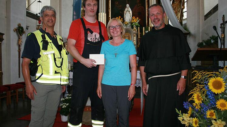 500 Euro für die Jugendarbeit der Freiwilligen Feuerwehr Burkardroth: Pater Maximilian (von rechts) und Präfektin Barbara Schebler übergaben die Spende nach dem Segen an die Kommandanten Thomas Geis und Klaus Kirchner.  Fotos: Sell