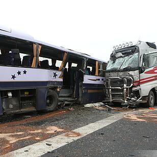 Lastwagen und Schulbus kollidieren: 21 Verletzte