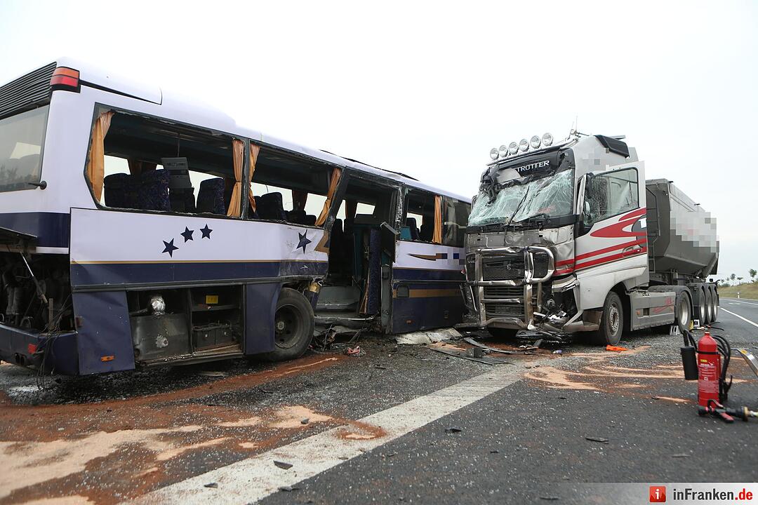 Lastwagen und Schulbus kollidieren: 21 Verletzte