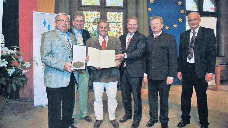 Bei der Verleihung der Zelter-Plakette in Passau: Werner Spahn (v.l), Dr. Thomas Goppel, Reinhold Weitzel, Dr. Wolfgang Heubisch, Franz Mayer und Karl Weindler.  Foto: Gesangverein