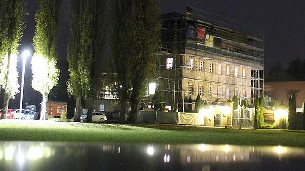 Gehen bald die Lichter aus? Steht den Verantwortlichen das Wasser bis zum Hals? Bei der jüngsten Behördenkontrolle am Mittwoch fanden die Beamten wieder keinerlei Hinweise auf Missstände, wie sie einstige Mitarbeiter massiv anprangern. Foto: Ralf Kestel