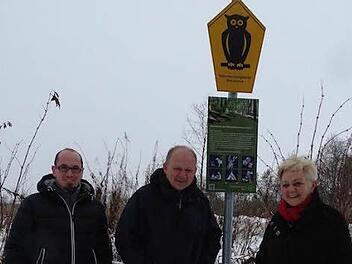 Sie sind angetan von den neuen Schildern: Tobias Gerlach (von links), Michael Geier und Fladungens B&uuml;rgermeisterin Agathe Heuser-Panthen. Foto: Oliver Schmidt