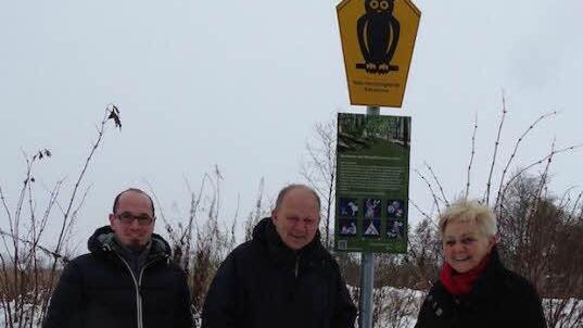 Sie sind angetan von den neuen Schildern: Tobias Gerlach (von links), Michael Geier und Fladungens B&uuml;rgermeisterin Agathe Heuser-Panthen. Foto: Oliver Schmidt