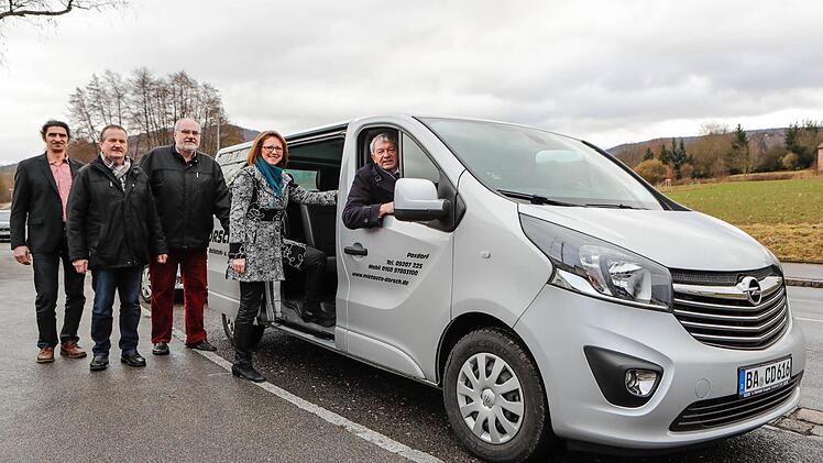 Sie hoffen, dass das Projekt Bürgerbus ein Erfolg wird (von links): die Bürgermeister Thomas Betz (Wattendorf), Ludwig Göhl (Stadelhofen), Roland Kauper (Scheßlitz), Gisela Hofmann (Königsfeld) und Landrat Johann Kalb.  Foto: Matthias Hoch