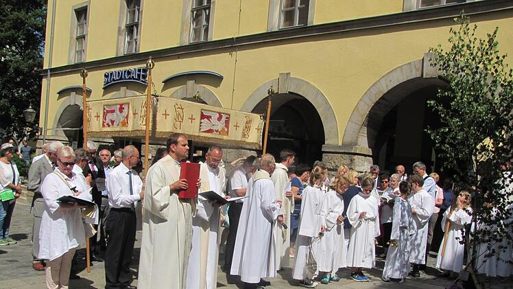 Am Spitaltor wurde Station gemacht. Dort befand sich einst auch eine Kirche, die Spitalkirche St. Georg. Foto: Martin Koch