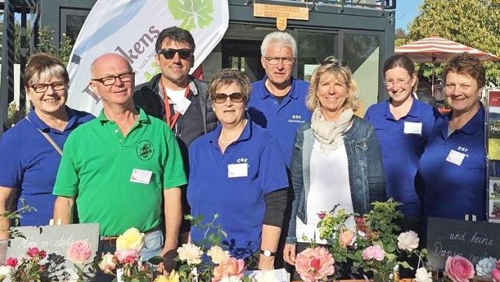 Eine Delegation des Obst- und Gartenbauvereins Hammelburg warb auf der Landesgartenschau in W&uuml;rzburg f&uuml;r Hammelburg.  Foto: Gisela Poettgen