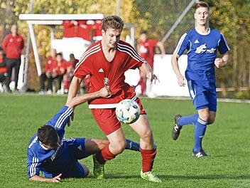 Die Pfarrweisacher (blaue Trikots) erkämpften sich einen Auswärtssieg beim VfB Einberg. Foto: Hagen Lehmann