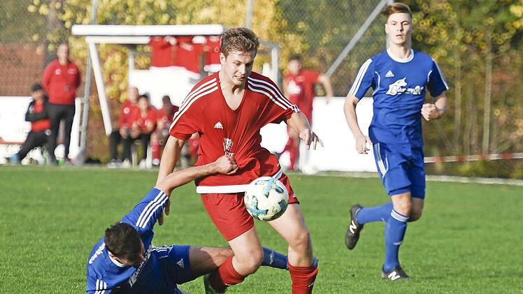Die Pfarrweisacher (blaue Trikots) erkämpften sich einen Auswärtssieg beim VfB Einberg. Foto: Hagen Lehmann
