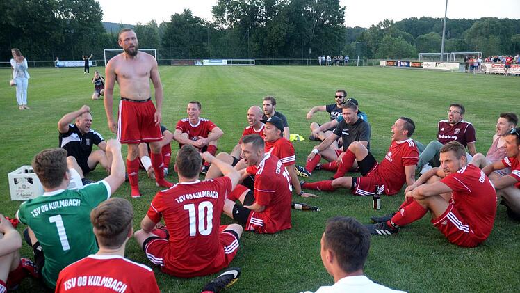 Die Nullachter stimmen nach dem Spiel die "Humba" an. Foto: Peter Mularczyk
