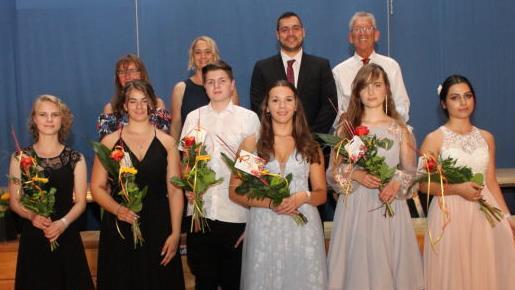 Lehrer und Schulleitung der Ritter-von-Spix-Mittelschule freuten sich mit den Jahrgangsbesten.  Erste       Reihe von links: Luisa Grumbach, Vanessa Knörrlein, Fabian Helbig, Anastazja Chmielovska, Tiba Nashwan Abdulkareem, Nora Kempf;  Zweite        Reihe von links: Lehrerin Monika Lindner, Diana Scheidt (Zweite Konrektorin), Sebastian Rüger (Konrektor) und Michael Ulbrich (Rektor). Fotos: privat