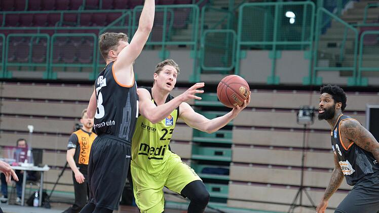 David Walker, hier gegen den Ulmer  Andreas Obst (links), bot eine schwache Leistung.