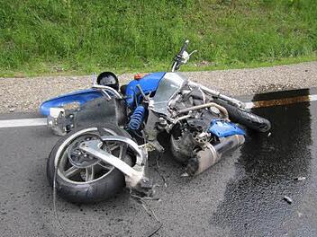 Dieses Motorrad hat es in der Nähe von Geroda ordentlich zerlegt. Der Fahrer überlebte den schweren Unfall zum Glück. Foto: Polizei
