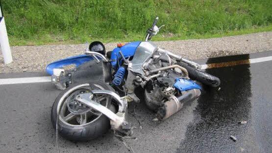Dieses Motorrad hat es in der Nähe von Geroda ordentlich zerlegt. Der Fahrer überlebte den schweren Unfall zum Glück. Foto: Polizei