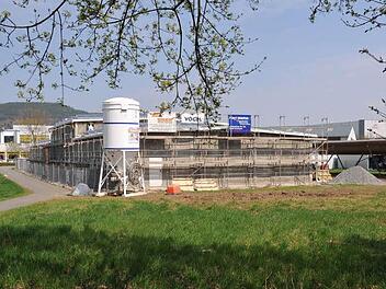 Als integrative Einrichtung ist die Menüfaktor konzipiert, die die Diakonie Bayreuth und Kulmbach derzeit gemeinsam in der E.-C.-Baumann-Straße bauen. Die Großküche soll Einrichtungen in Bayreuth und Kulmbach mit Mittagessen versorgen. Fotos: Stephan Herbert Fuchs