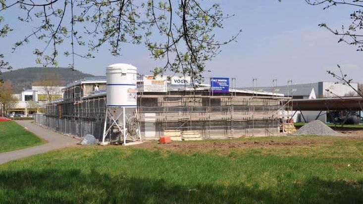 Als integrative Einrichtung ist die Menüfaktor konzipiert, die die Diakonie Bayreuth und Kulmbach derzeit gemeinsam in der E.-C.-Baumann-Straße bauen. Die Großküche soll Einrichtungen in Bayreuth und Kulmbach mit Mittagessen versorgen. Fotos: Stephan Herbert Fuchs