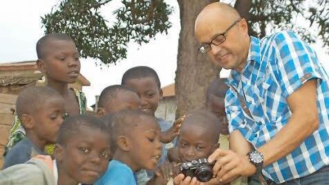 Neugierige Kinder umzingeln Hochschul-Professor Georg Roth und seine Kamera.