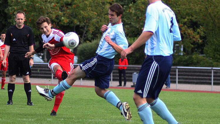 Der Rückkehres zum TSV Sattfelstei, Jeremy Rome, kommt zum Schuss, doch das Leder streicht knapp über den Kasten. Foto: Hartmut Klamm