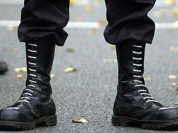 Springerstiefel mit Eisenabsätzen stufte der Amtsrichter als gefährliche Waffe ein. Symbolfoto: Bernd Thissen/dpa