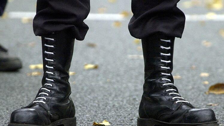 Springerstiefel mit Eisenabsätzen stufte der Amtsrichter als gefährliche Waffe ein. Symbolfoto: Bernd Thissen/dpa