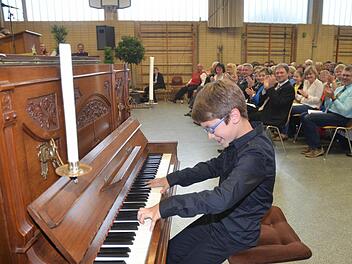 Der neunjährige Nico Neubauer erhielt viel Beifall für sein Klaviersolo - man sah ihm die Freude am Spielenförmlich an. Foto: Karl-Heinz Hofmann