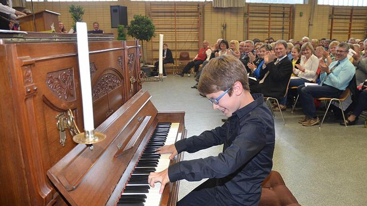Der neunjährige Nico Neubauer erhielt viel Beifall für sein Klaviersolo - man sah ihm die Freude am Spielenförmlich an. Foto: Karl-Heinz Hofmann