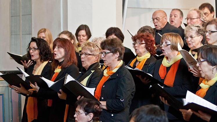 Der SMS-Chor Ludwigsstadt stellt das Lied-Oratorium "David" in der Heilig-KReuz-Kirche in Coburg vor. Foto: Jochen Berger