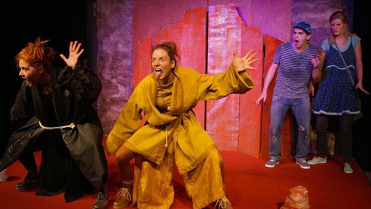 Spannend und lustig ist das Theaterstück "Kleiner König Kalle Wirsch", das die Theaterwerkstatt Haßfurt heuer in der Vorweihnachtszeit auf der Bühne im Gewölbekeller der Stadthalle Haßfurt aufführt. Die Premiere war äußerst gelungen und so spendete das Publikum reichen Applaus. Unser Bild zeigt (von links) Elena Weber, Anna Poetter, Martin Habermeyer und Olga Seehafer.