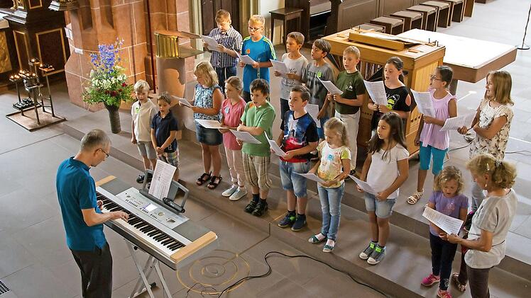 Kirchenmusiker Wolfgang Schneider, Chorleiter und Orgellehrer (links)konnte mit den Leistungen siener Schüler hochzufrieden sein.  Fotos: Jule Müller
